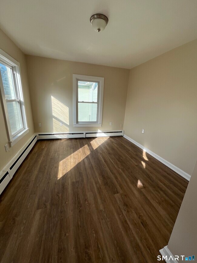 Building Photo - 400 S Main St