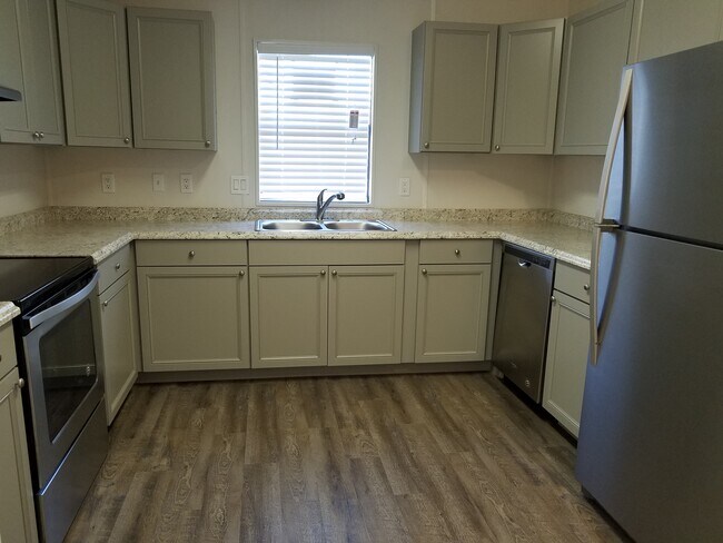 Building Photo - 6323 Lakewood Dr