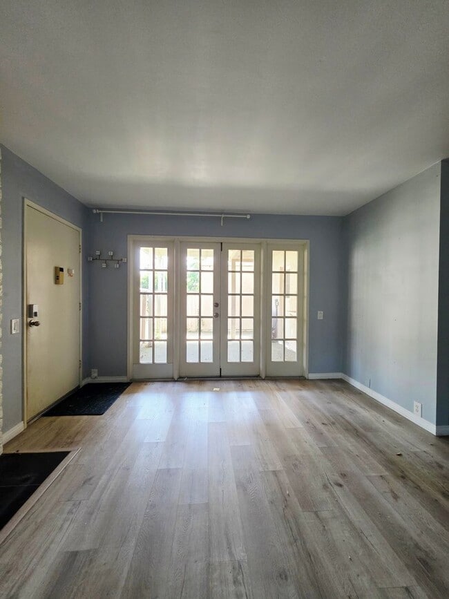 Building Photo - Updated 3 bed 2.5 bath home in Playmor – The Heart of UTC!