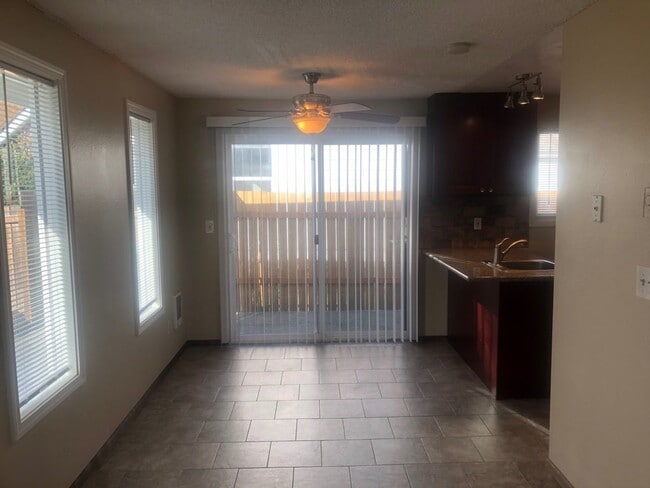 Building Photo - Inner SE Portland Duplex!