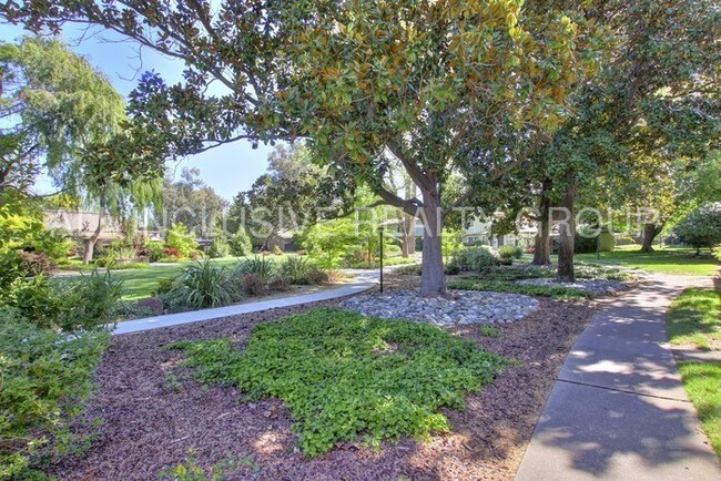 Building Photo - Beautiful 2 bedroom Townhome