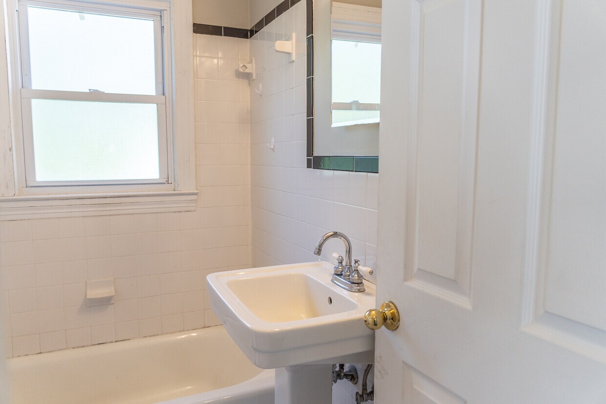 Primary Photo - 1306 Homeview Dr