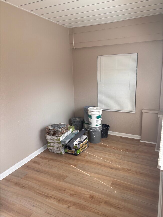 Sunroom at the entrance - 617 Ivy St