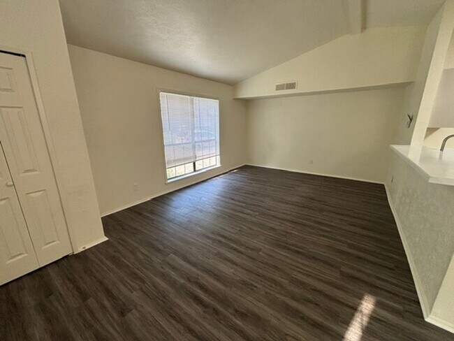 Foto del edificio - Newly renovated duplex!