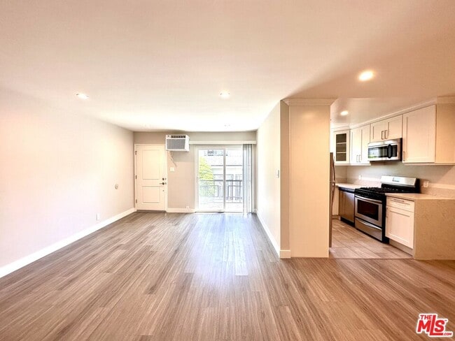 Building Photo - 1051 S Sherbourne Dr