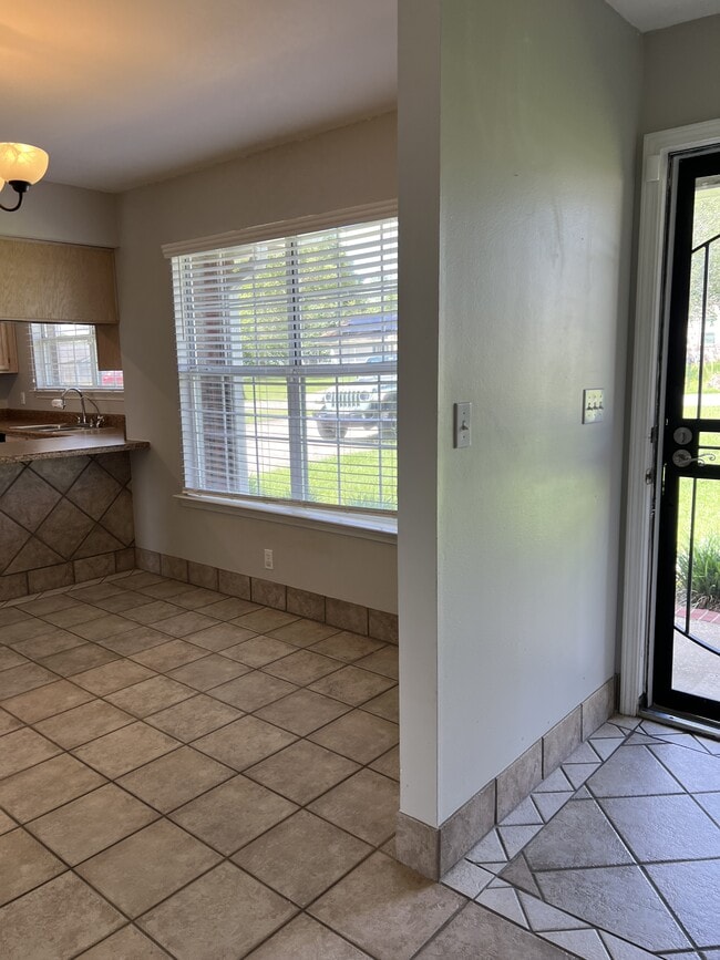 Building Photo - 176 Villacrest Dr