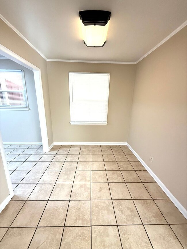 Building Photo - ** 3 bed 1 bath located in Forest Hills ** Call 334-366-9198 to schedule a self showing