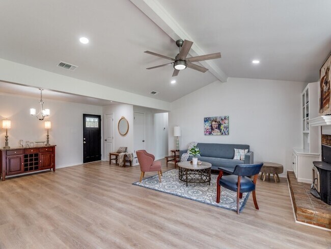 Building Photo - 2310 Oakwood Ln