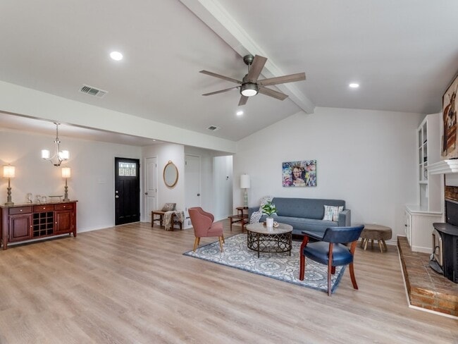 Foto del edificio - 2310 Oakwood Ln