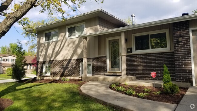 Building Photo - 325 Bramble Ln