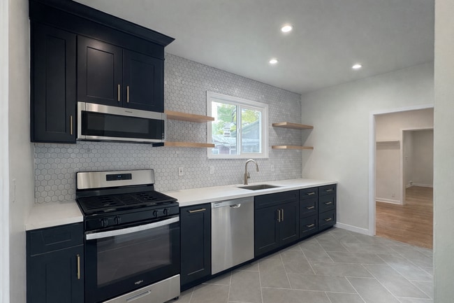 Building Photo - 582 N Oakland Ave