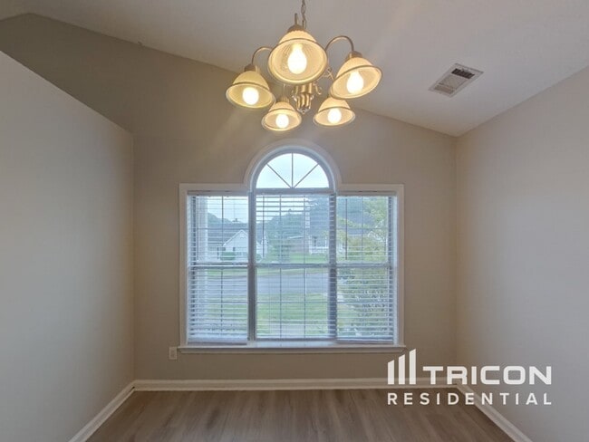 Building Photo - 406 Village Cir