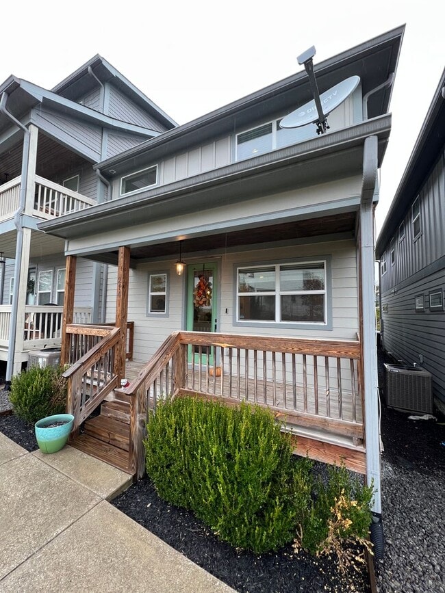 Building Photo - End Unit 3 Bed, 2.5 Bath Townhome w/ 2 Car...