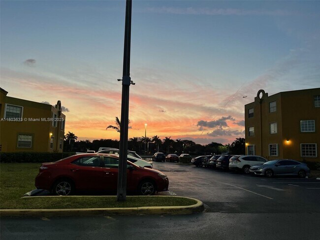 Building Photo - 9715 Fontainebleau Blvd
