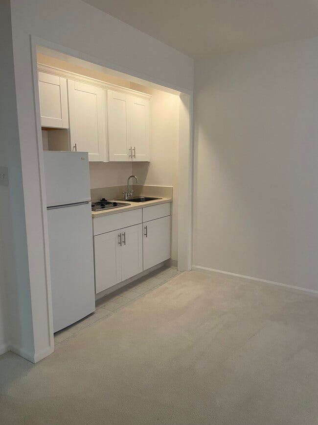 Building Photo - 615 S Cochran Ave