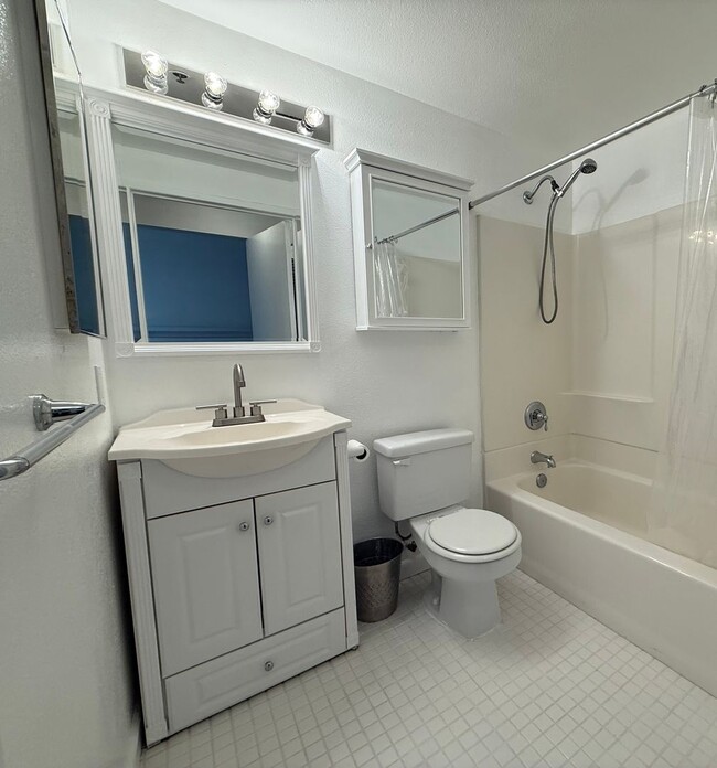 Building Photo - One Bedroom Condo in Montrose/Glendale