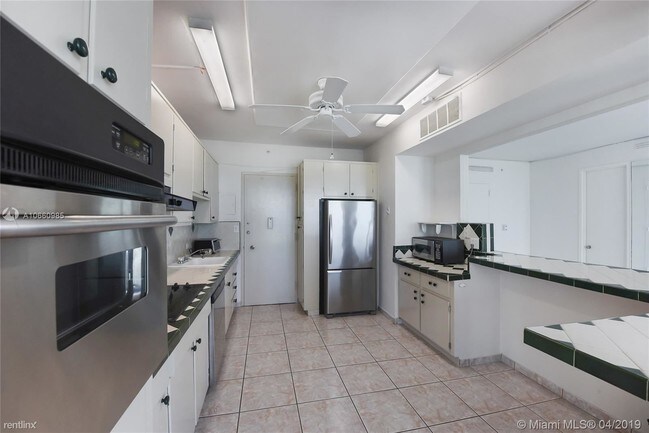 Foto del edificio - 1 br, 2 bath Condo - 5055 Collins Ave Apt 9M