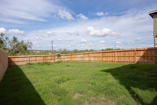 Foto del edificio - ONE MONTH FREE RENT!!!  Almost New, Locate...