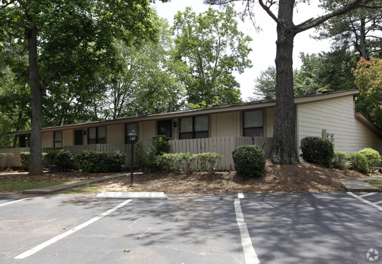 Foto principal - Parkwood Village Apartments