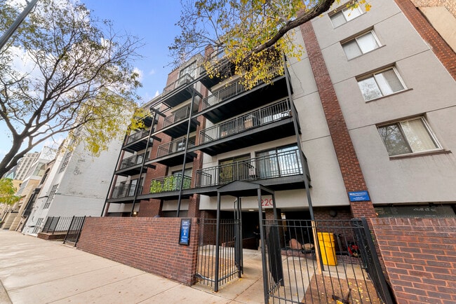 Building Photo - 1308 N La Salle Dr