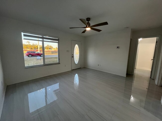 Foto del edificio - 18113 Cochran Blvd