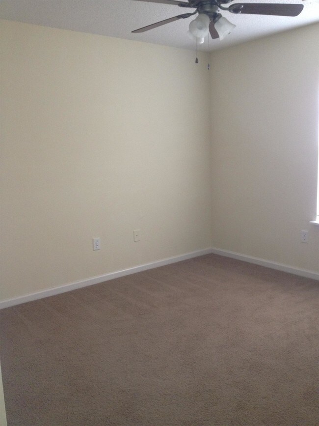 Building Photo - Lavender Lakes - 260