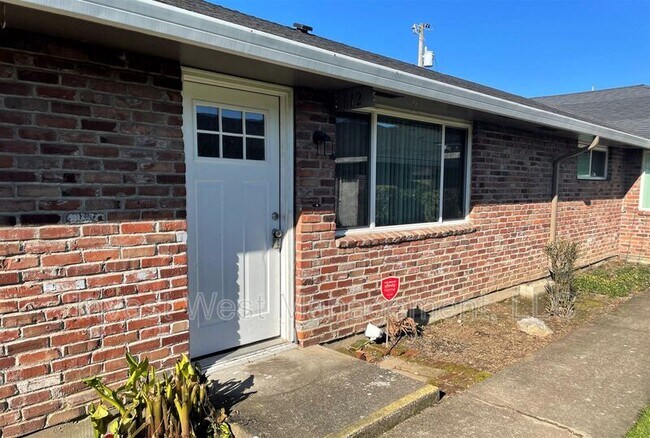 Building Photo - 612 NE Andresen Rd