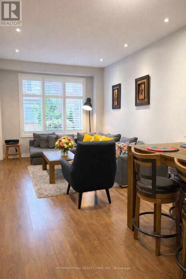 Photo du bâtiment - 1477 Pratt Heights