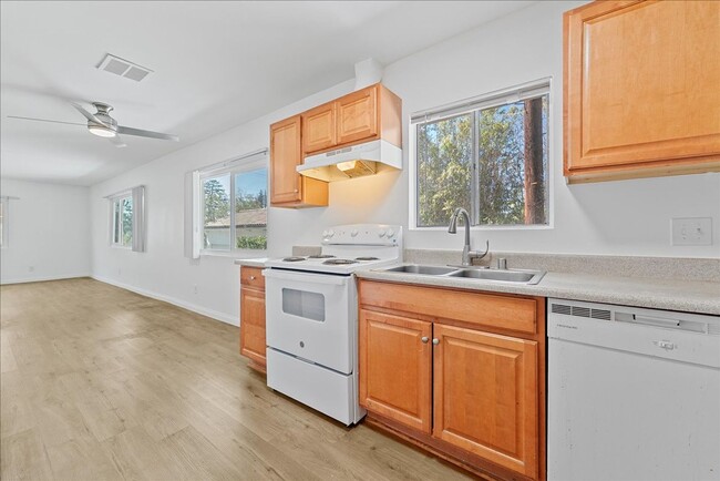 Foto del edificio - 5709 Hazeltine Ave