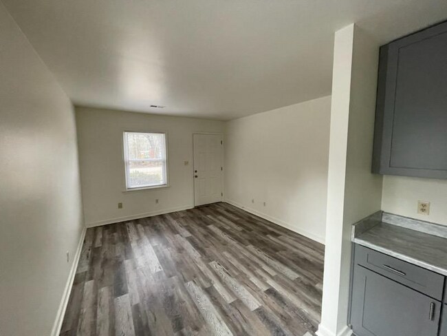 Building Photo - 7086 E View Rd