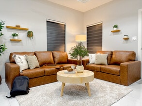 Building Photo - 1118 Country Club Dr