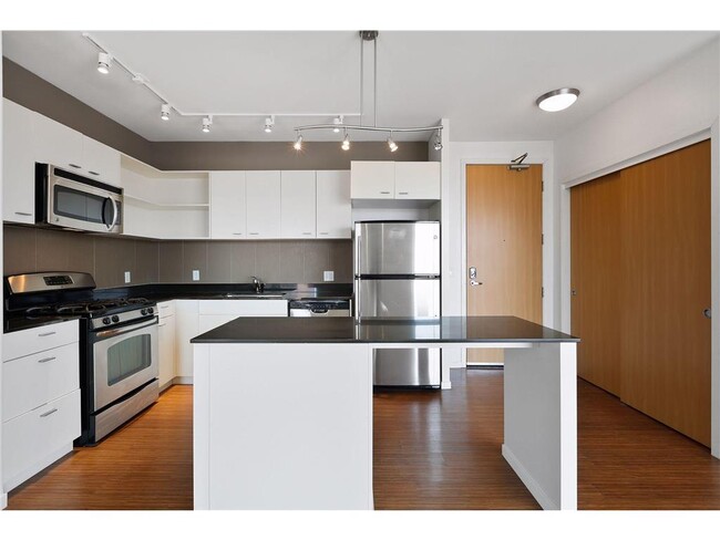 Building Photo - 915 N Washington Ave