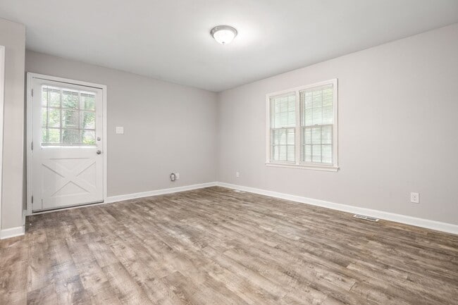 Building Photo - End unit Townhouse with large backyard: Av...
