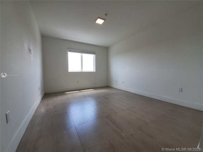 Foto del edificio - 6001 W Flagler St