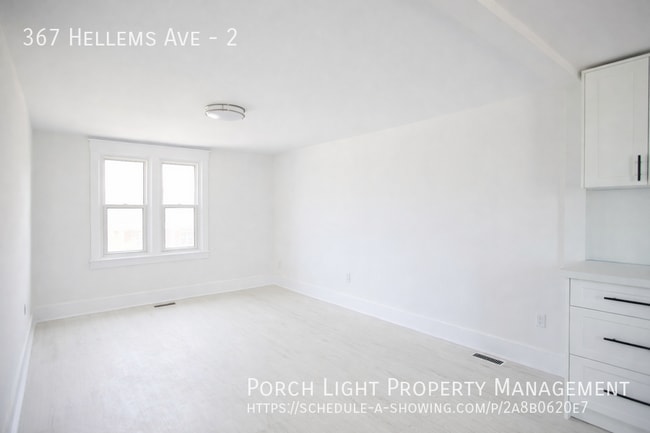 Building Photo - Beautiful and Spacious 1 Bedroom with Parking and Private Laundry