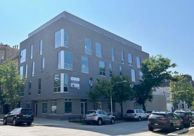 Building Photo - 913 W School St