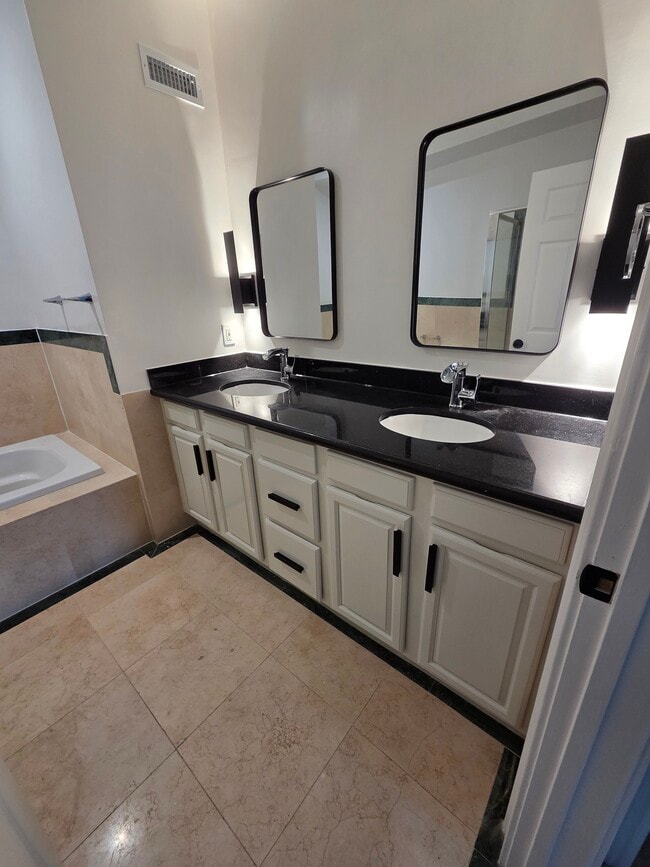 Building Photo - 163 Rae Ave