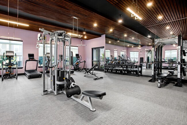 Manténgase activo con un gimnasio completamente equipado en su casa. - Lofts at Highlands