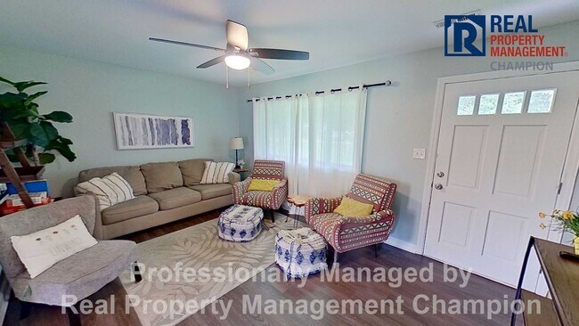Foto del edificio - Furnished and Updated 4 BD/2.5 BA Home wit...