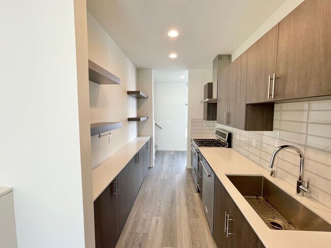 Foto del edificio - 4 Star Green Built 2-Bedroom, 2-Bath + Den Townhome