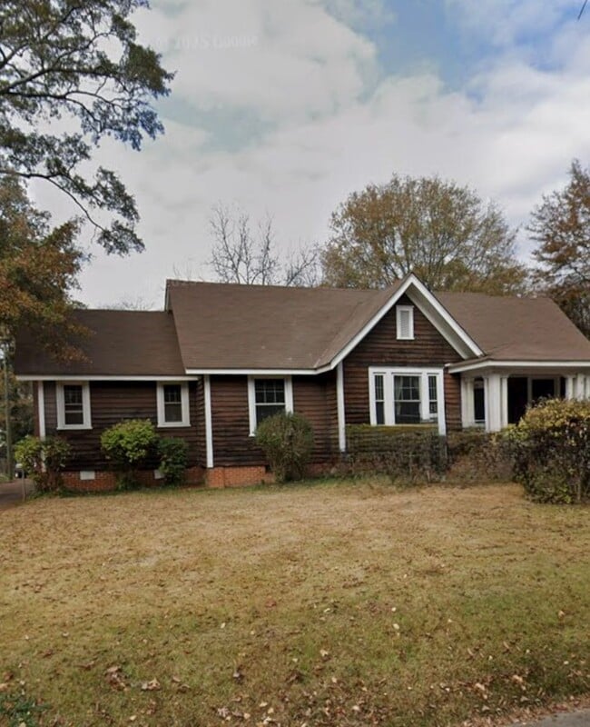 4 Bedroom House Located in Five Points - 4 Bedroom House Located in Five Points