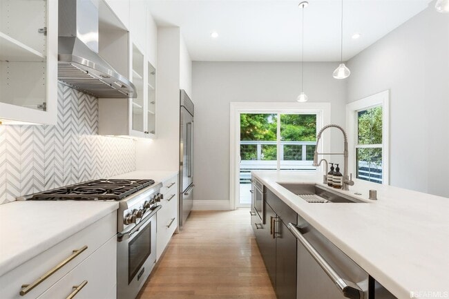 Building Photo - 76 6th Ave