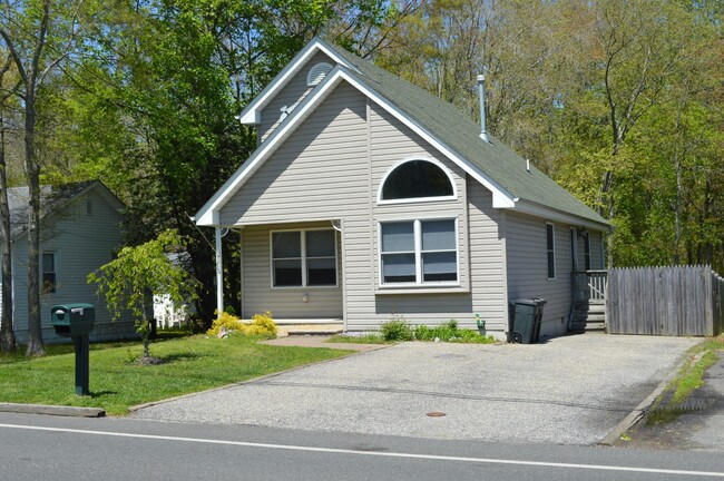 Building Photo - 604 E Bay Ave