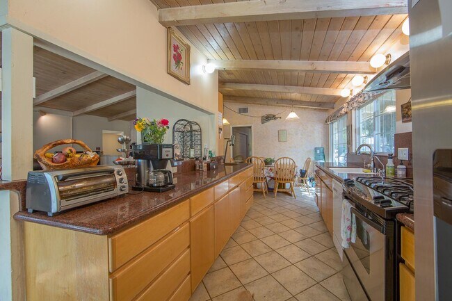 Kitchen - 10562 Creek Rd