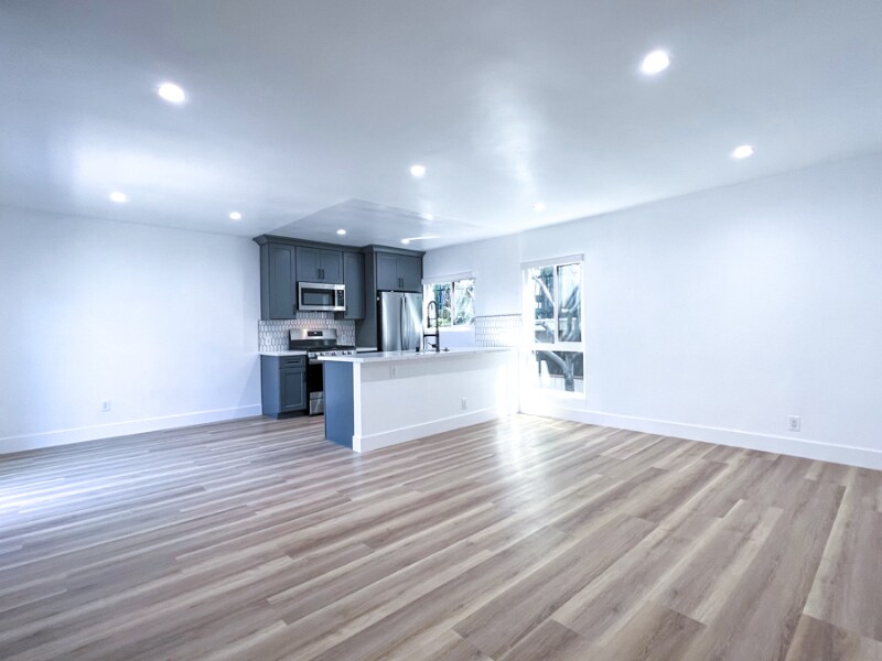 Primary Photo - 10310 Regent St