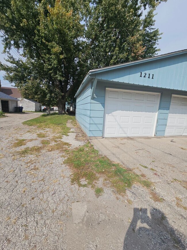 Foto del edificio - 1209/1211 W 15th St. NO MAINTENANCE WITHOUT APPROVAL call 563-505-0219