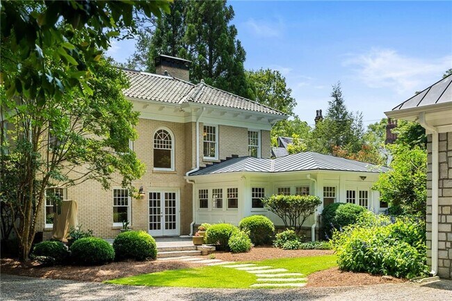 Foto del edificio - 876 Lullwater Rd NE