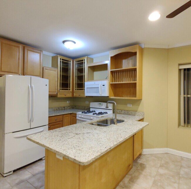 Building Photo - 2728 W Lunt Ave