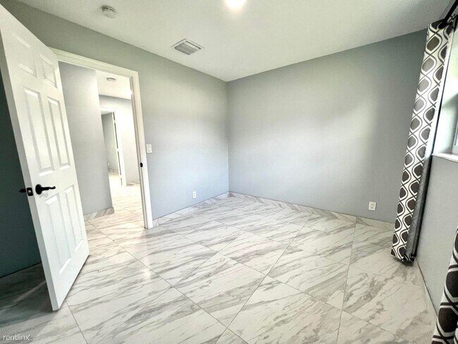 Building Photo - 3 br, 2 bath House - 1228 Victoria Drive, ...