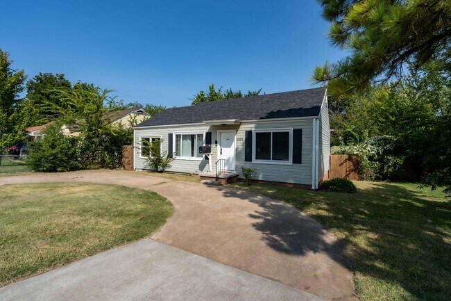 Foto del edificio - 3 BED 1 BATH! Schedule a tour today!